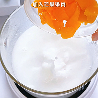 天气热的时候经常做的，芒果奶冻布丁的做法图解2