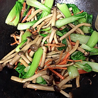 素炒蟹味菇的做法图解4