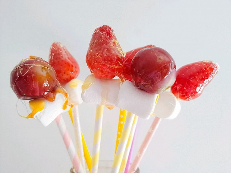 酸酸甜甜就是我-草莓冰糖葫芦的做法