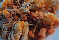 杂粮煎饼卷蛋金针菇午餐肉的做法