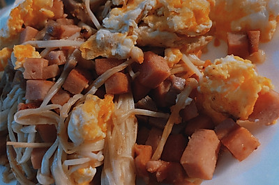 杂粮煎饼卷蛋金针菇午餐肉