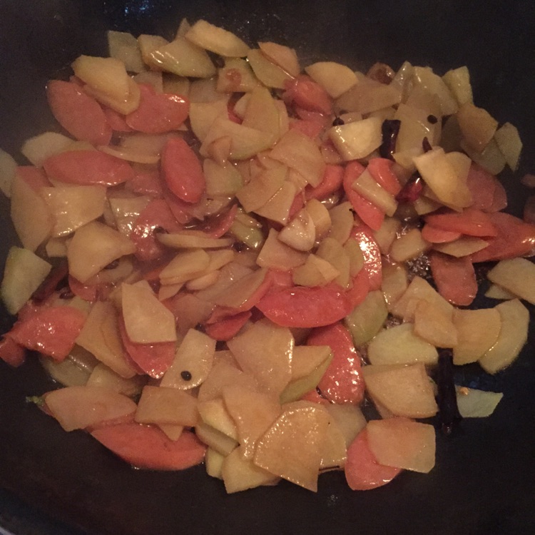 土豆片炒香肠的做法图解4