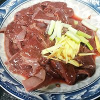 爆炒猪肝的做法图解1
