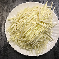 茭白炒三丝的做法图解3