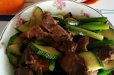 卤牛肉炒角瓜蒜薹