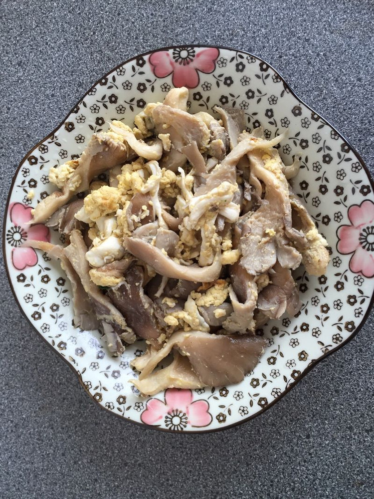 蘑菇炒鸡蛋的做法