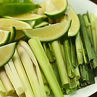 真材实料的海鲜冬阴功汤，不去泰国也能吃到！的做法图解3