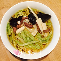蔬菜汁双色面条的做法图解8