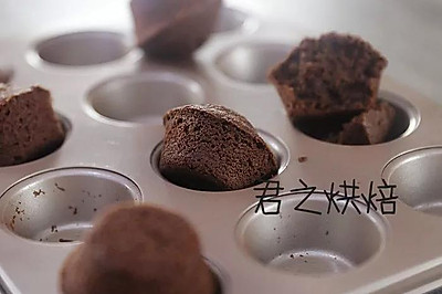 来，5个简单步骤做出超好吃的巧克力小蛋糕