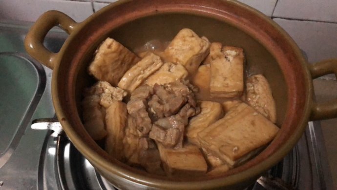 五花肉焖豆腐