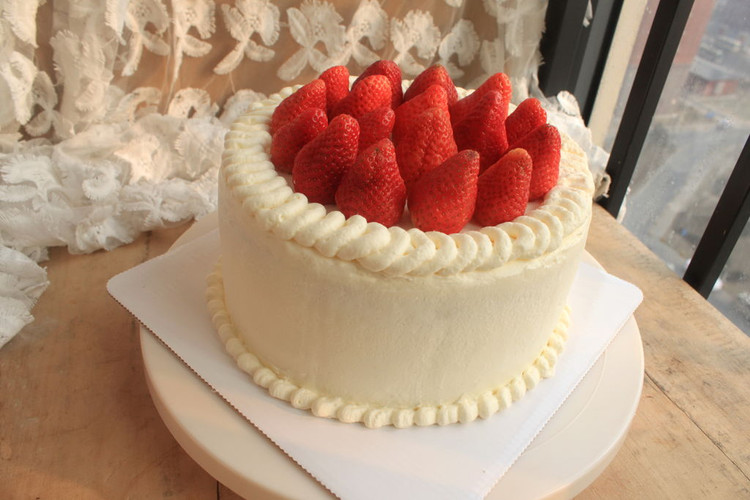 奶油草莓生日蛋糕的做法