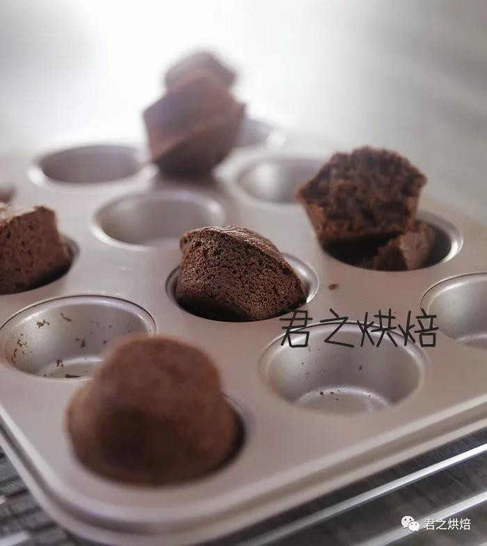 来，5个简单步骤做出超好吃的巧克力小蛋糕的做法