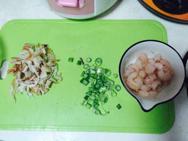 豪华虾仁什锦炒饭的做法图解2