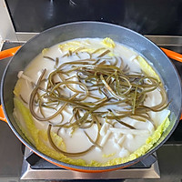 冬季暖胃汤，汤浓味鲜蔬菜菌菇海带汤的做法图解9