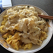 鸡蛋葱油配手擀面