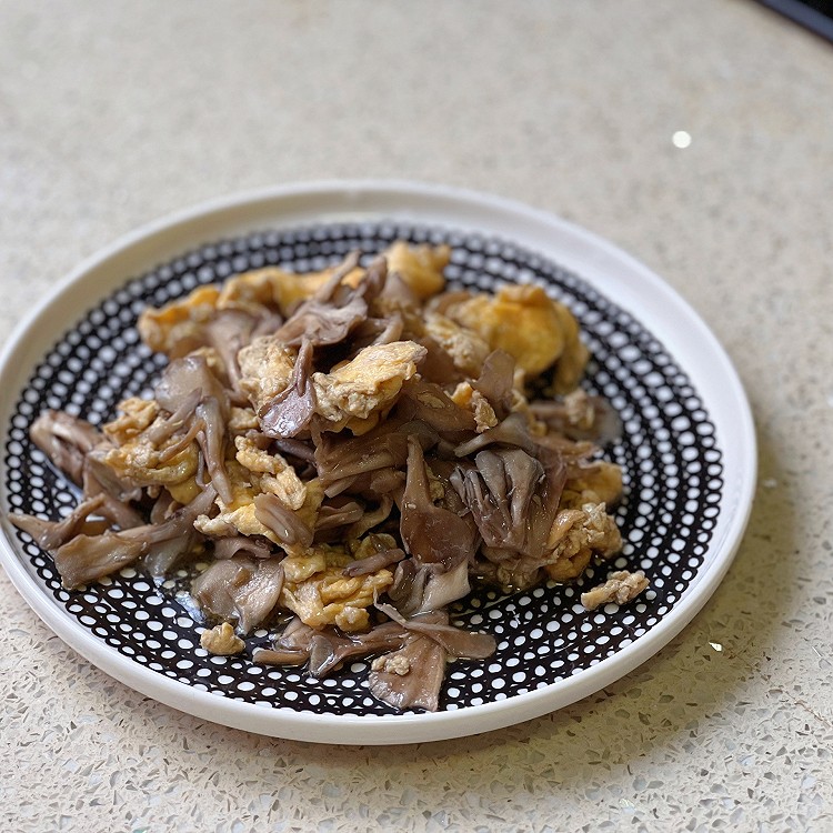 舞茸炒蛋的做法