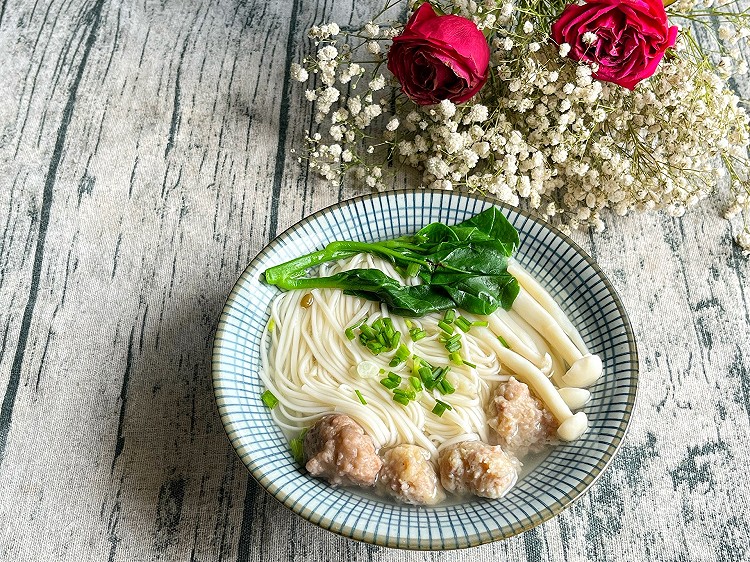 菌菇肉丸面的做法