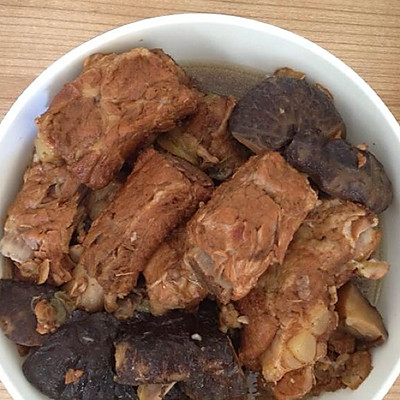 不用一滴油的红烧香菇炖排骨