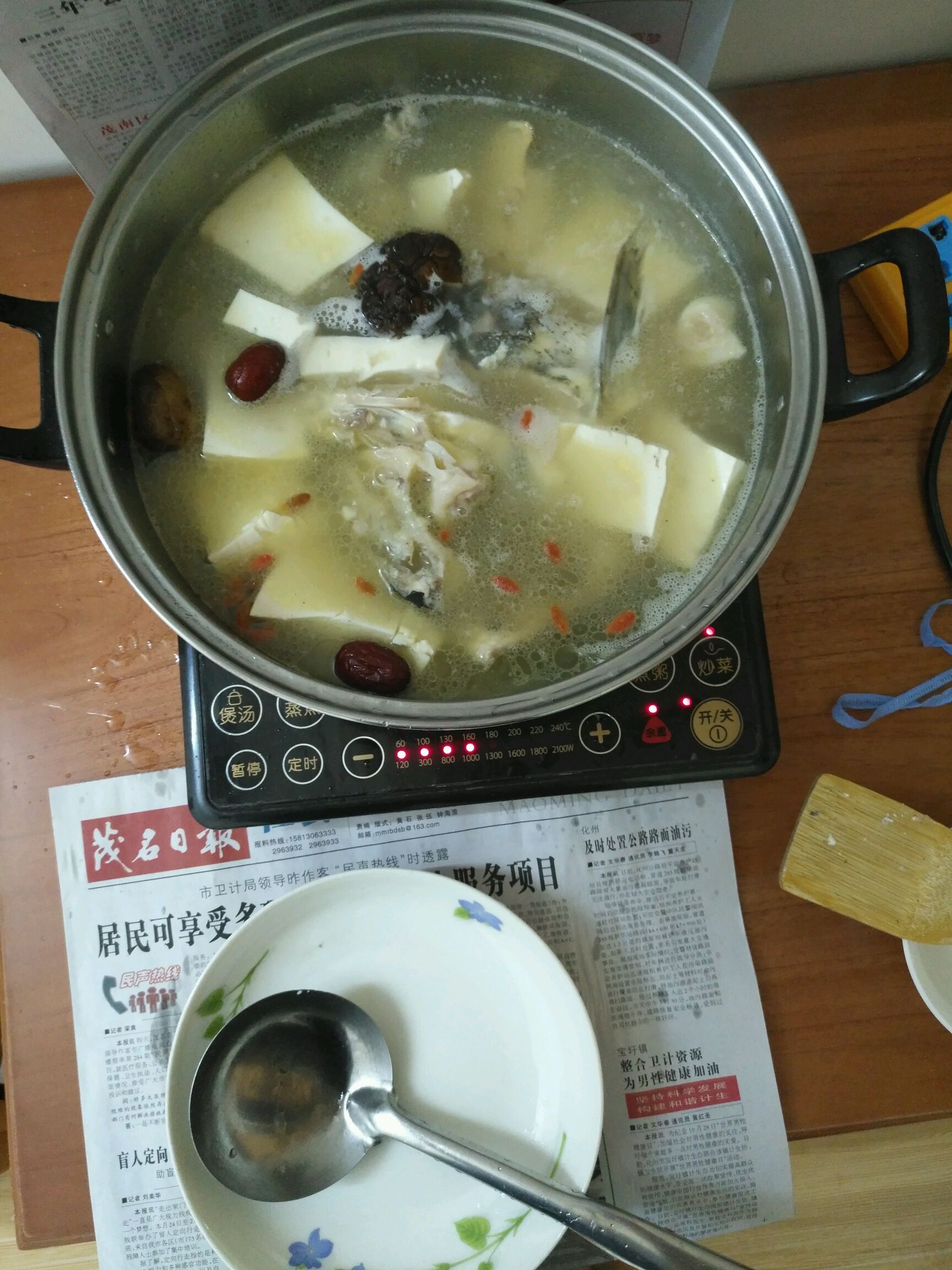 【鲈鱼豆腐汤的做法_鲈鱼豆腐汤家常做法_做法步骤】_下厨房