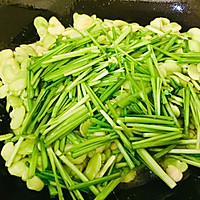 清香软糯，益智健脑-韭菜炒蚕豆米的做法图解4