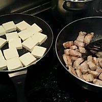 五花肉炖豆腐的做法图解2