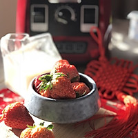 草莓奶昔健康美颜，红红火火过个大年！的做法图解1