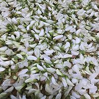 蒸槐花-家的味道的做法图解1