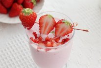 #助力高考营养餐# 冰冰凉的草莓奶昔，夏日必备饮品！的做法