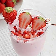 #助力高考营养餐# 冰冰凉的草莓奶昔，夏日必备饮品！