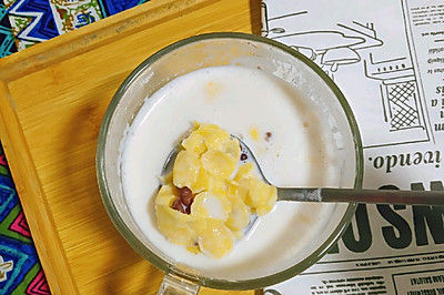 早餐#玉米片蜜豆牛奶