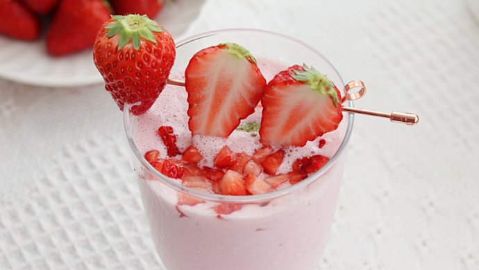 冰冰凉的草莓奶昔，夏日必备饮品！