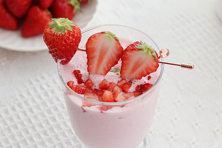 冰冰凉的草莓奶昔，夏日必备饮品！的做法