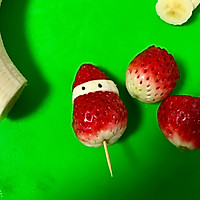 宝宝水果零食：圣诞草莓香蕉的做法图解3
