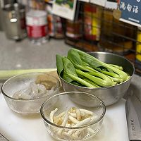 海鲜菇炒虾仁的做法图解1