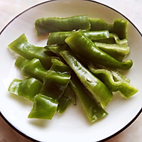 #东古家味美食#家常香辣下饭菜——双椒腊肉炒包菜的做法图解4