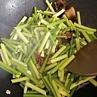 腊鸭炒蒜苔的做法图解4