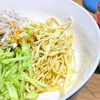家常菜之凉菜：金针菇豆皮黄瓜的做法图解3