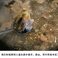 #《风味人间》美食复刻大挑战#【排骨鸡爪木瓜汤】的做法图解3