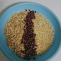 糙米红豆燕麦粥的做法图解1