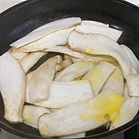 黄油煎黑胡椒杏鲍菇片的做法图解3