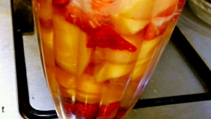 李孃孃爱厨房之一一草莓、木瓜、银耳汤