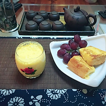 快手早餐：煎吐司+牛奶芒果汁