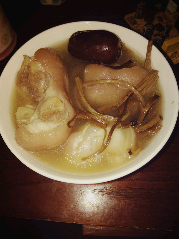 茶树菇猪蹄汤的做法
