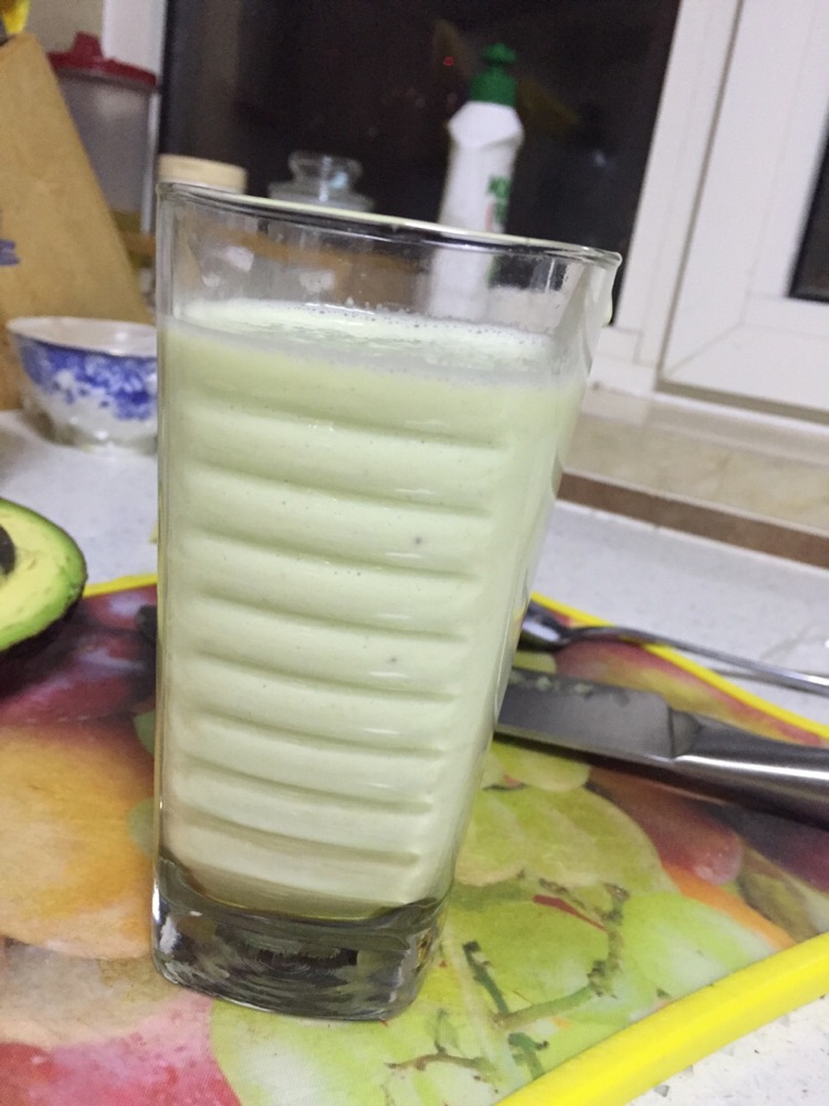 香蕉牛油果奶昔的做法图解6