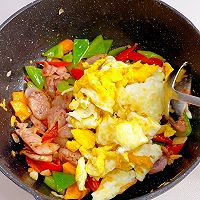 肉肠彩椒炒鸡蛋的做法图解5