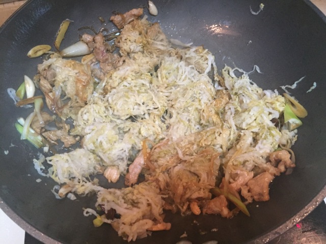 酸菜炒粉条的做法图解4