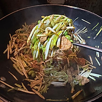 #名厨汁味正当夏#有滋有味的蚝油香干烧蒜黄的做法图解5