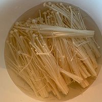 酸汤金针菇肥牛的做法图解1