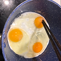 煎鸡蛋面的做法图解2
