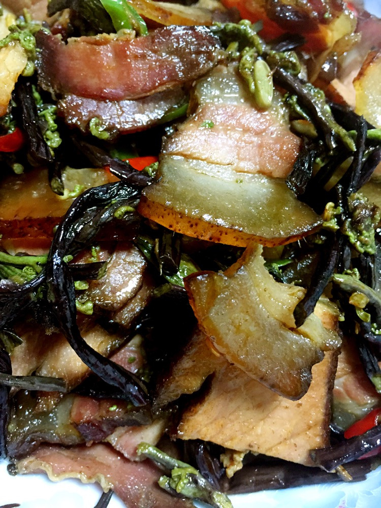 腊肉炒蕨菜的做法